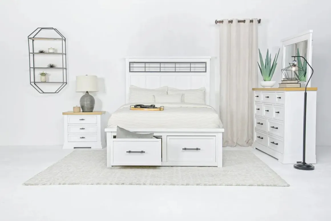 Ashbryn Storage Bed In White, Queen
