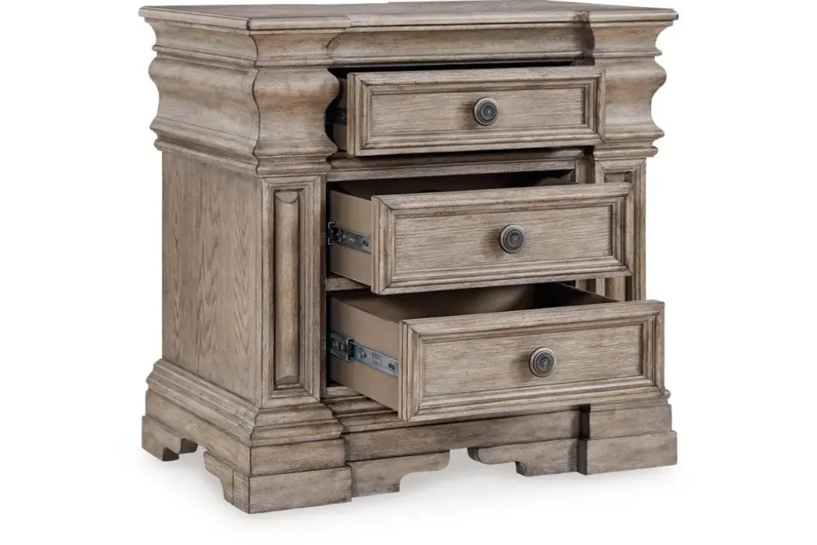 Blairhurst Panel Bed, Dresser, Mirror & Nightstand In Light Grayish Brown, Queen