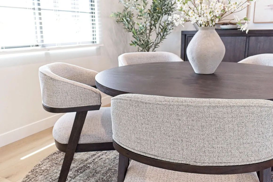 Riley Round Dining Table & 4 Chairs In Carbonite